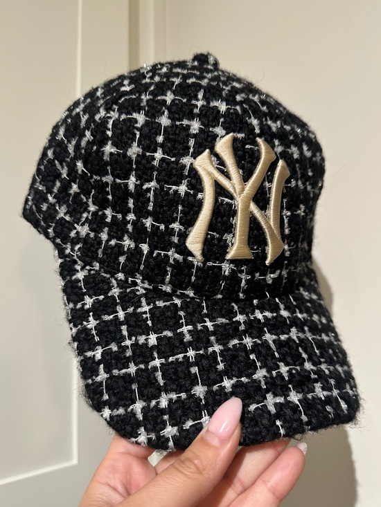 MLB Accessories - New York Yankees Tweed Wool Baseball Cap in Black & White with Beige Logo